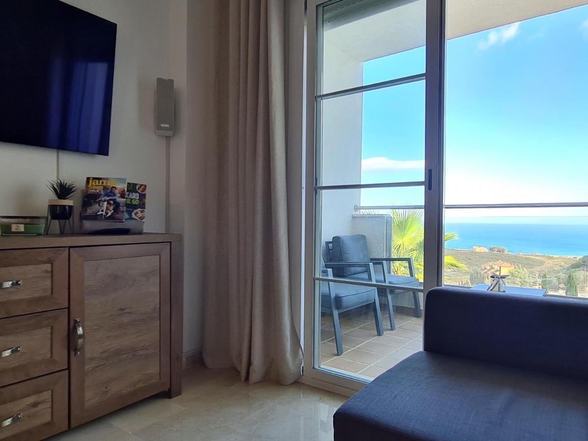 Seaside Serenity - Stylish Apartment With Spectacular Views Манилва Экстерьер фото