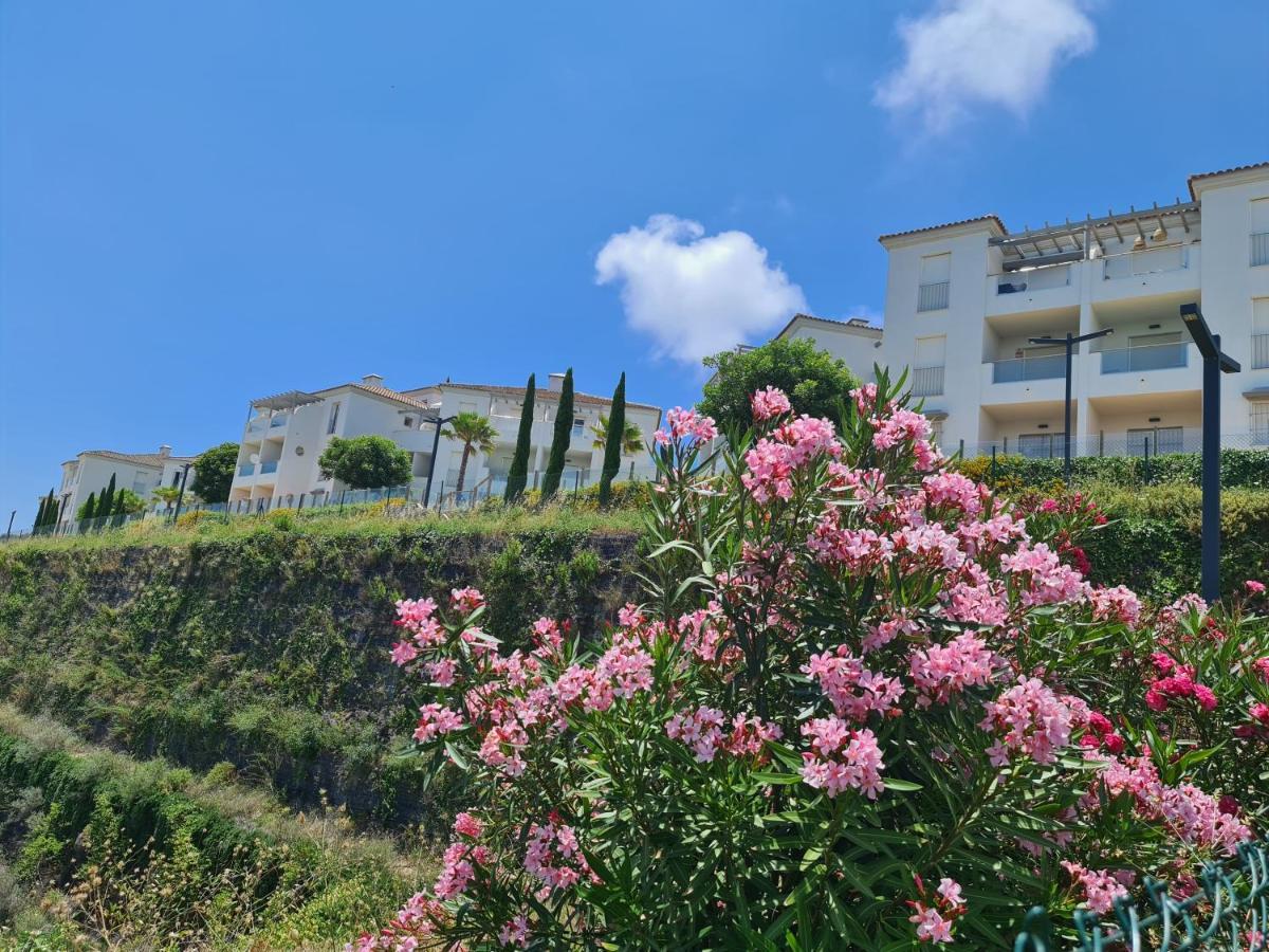 Seaside Serenity - Stylish Apartment With Spectacular Views Манилва Экстерьер фото